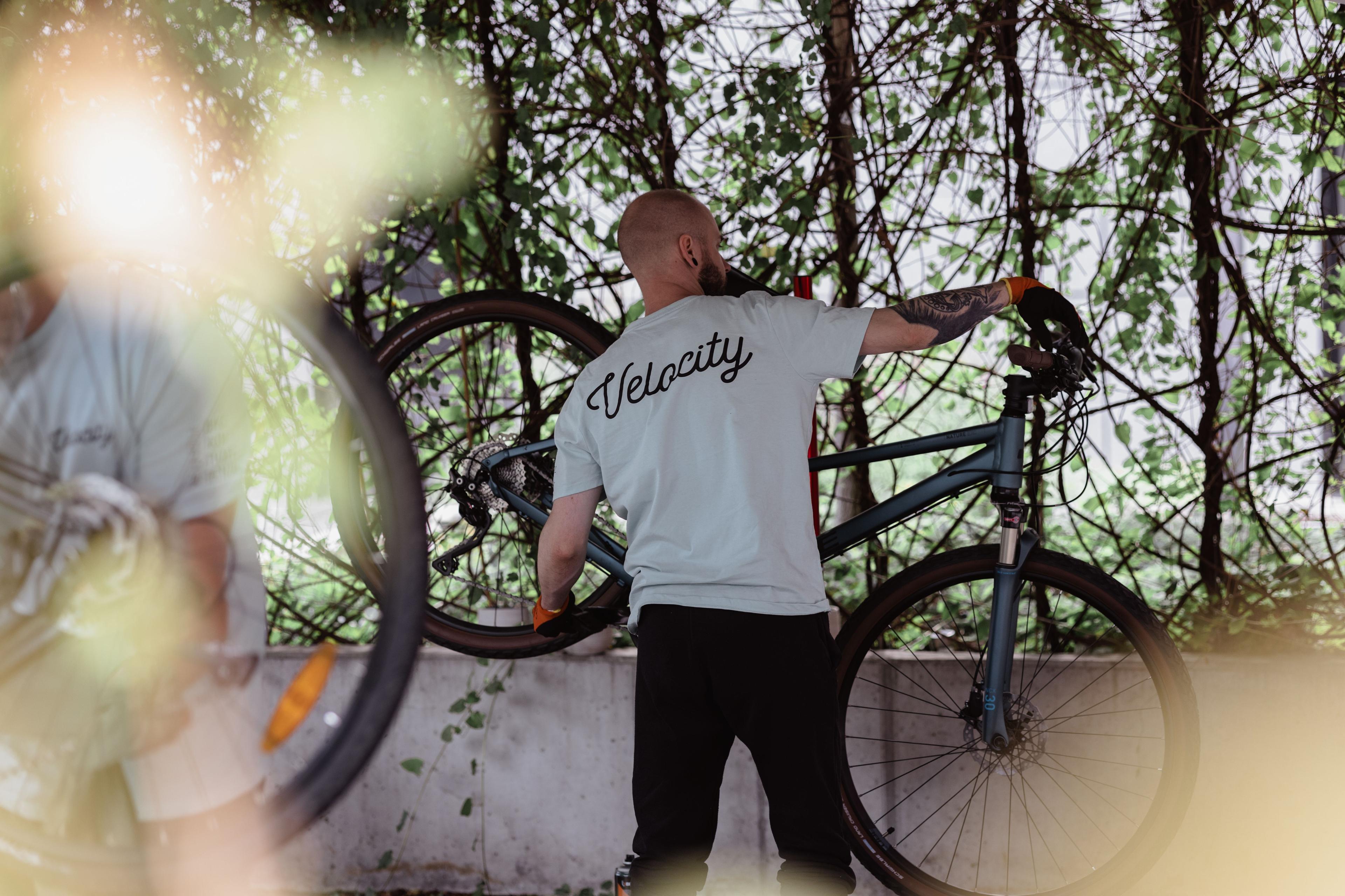 pracovník velocity kontroluje bicykle